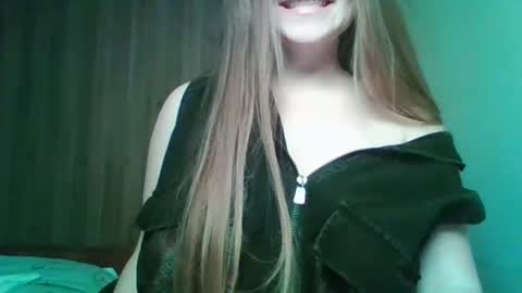 evasapples2026 online show from April 22, 2026, 7:59 pm