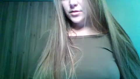 Snapshot of evasapples2026 chatting on June 17, 2026, 9:27 pm evasapples2026 online show from June 17, 2026, 9:27 pm