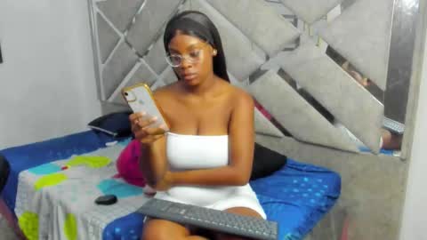 Eva And Emmanuel online show from December 19, 2025, 2:35 pm