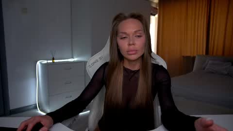 Snapshot of evelina_fox chatting on May 18, 2026, 12:33 pm Evelina online show from May 18, 2026, 12:33 pm