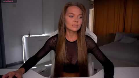 Snapshot of evelina_fox chatting on June 10, 2026, 8:46 am Evelina online show from June 10, 2026, 8:46 am