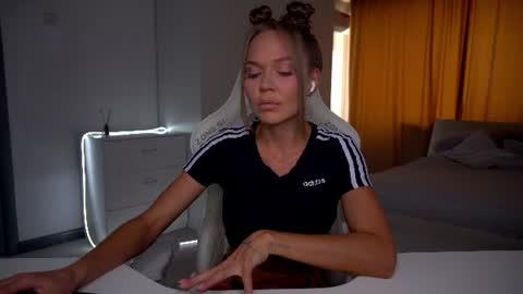 Snapshot of evelina_fox chatting on June 12, 2026, 11:42 am Evelina online show from June 12, 2026, 11:42 am