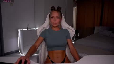Snapshot of evelina_fox chatting on June 18, 2026, 9:36 am Evelina online show from June 18, 2026, 9:36 am