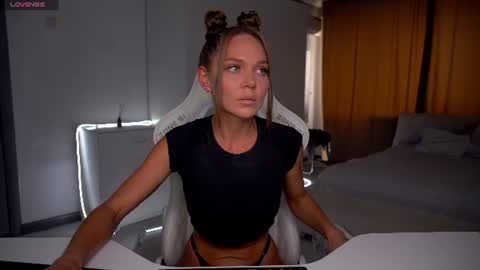 Snapshot of evelina_fox chatting on June 25, 2026, 10:42 am Evelina online show from June 25, 2026, 10:42 am