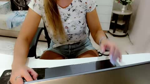 evelove online show from October 3, 2025, 4:59 pm