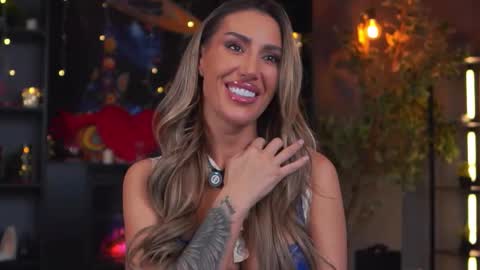 Evelyn online show from February 22, 2026, 7:01 pm