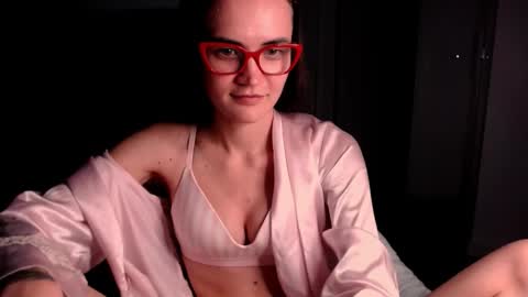 Snapshot of evelyn_gg chatting on November 7, 2025, 8:42 pm Evelyn online show from November 7, 2025, 8:42 pm