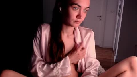 Snapshot of evelyn_gg chatting on June 3, 2026, 9:45 am Evelyn online show from June 3, 2026, 9:45 am
