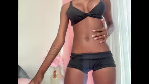 Snapshot of evelyn_jhonson3 chatting on September 9, 2025, 2:05 pm E V E L Y N online show from September 9, 2025, 2:05 pm