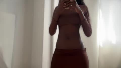 E V E L Y N  online show from February 16, 2026, 9:44 pm