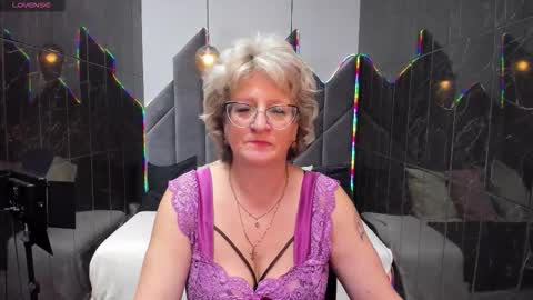 Evelyn online show from September 22, 2025, 4:58 am