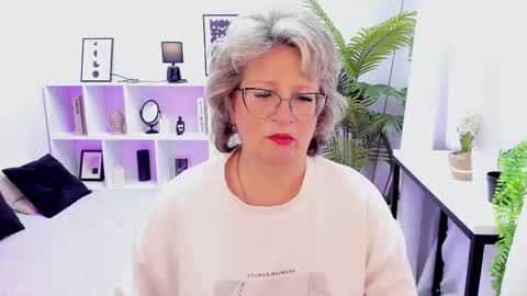 Evelyn online show from November 28, 2025, 5:21 am