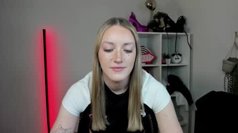 evelynblond online show from April 1, 2026, 1:41 pm