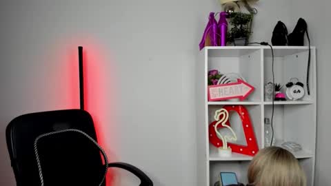 Snapshot of evelynblond chatting on May 20, 2026, 12:44 pm evelynblond online show from May 20, 2026, 12:44 pm