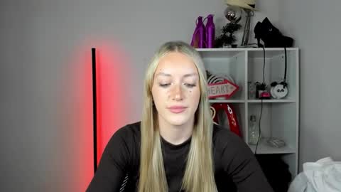 Snapshot of evelynblond chatting on June 2, 2026, 12:40 pm evelynblond online show from June 2, 2026, 12:40 pm