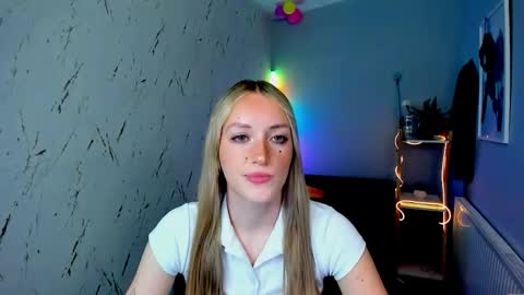 Snapshot of evelynblond chatting on June 3, 2026, 10:51 am evelynblond online show from June 3, 2026, 10:51 am