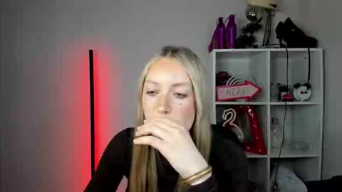 Snapshot of evelynblond chatting on June 3, 2026, 2:33 pm evelynblond online show from June 3, 2026, 2:33 pm