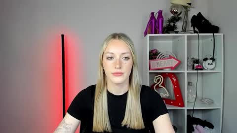 Snapshot of evelynblond chatting on June 4, 2026, 12:22 pm evelynblond online show from June 4, 2026, 12:22 pm
