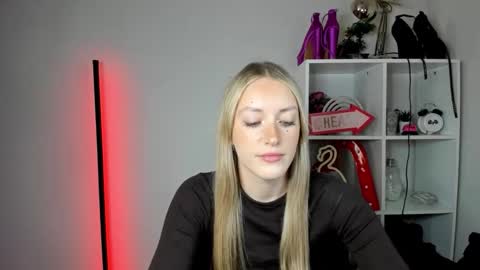 Snapshot of evelynblond chatting on June 8, 2026, 12:38 pm evelynblond online show from June 8, 2026, 12:38 pm