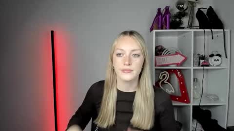 Snapshot of evelynblond chatting on June 9, 2026, 12:39 pm evelynblond online show from June 9, 2026, 12:39 pm
