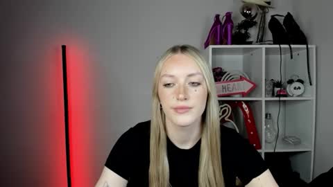 Snapshot of evelynblond chatting on June 10, 2026, 12:37 pm evelynblond online show from June 10, 2026, 12:37 pm