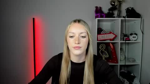 Snapshot of evelynblond chatting on June 12, 2026, 12:37 pm evelynblond online show from June 12, 2026, 12:37 pm