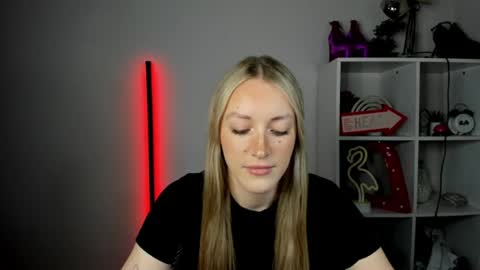 Snapshot of evelynblond chatting on June 15, 2026, 12:40 pm evelynblond online show from June 15, 2026, 12:40 pm
