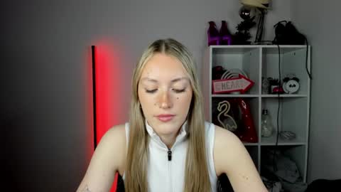 Snapshot of evelynblond chatting on June 17, 2026, 10:28 am evelynblond online show from June 17, 2026, 10:28 am