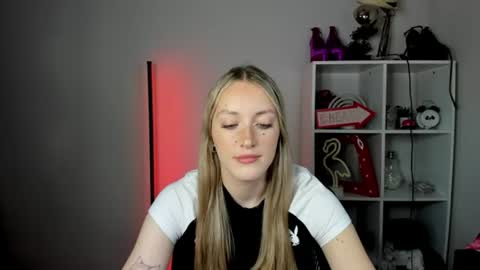 Snapshot of evelynblond chatting on June 18, 2026, 12:31 pm evelynblond online show from June 18, 2026, 12:31 pm