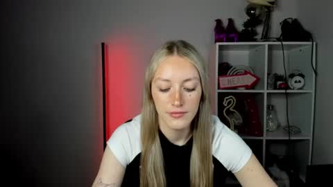 Snapshot of evelynblond chatting on June 19, 2026, 12:53 pm evelynblond online show from June 19, 2026, 12:53 pm