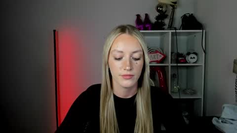 Snapshot of evelynblond chatting on June 22, 2026, 1:52 pm evelynblond online show from June 22, 2026, 1:52 pm
