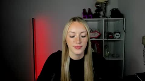 Snapshot of evelynblond chatting on June 23, 2026, 10:24 am evelynblond online show from June 23, 2026, 10:24 am