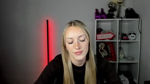 Snapshot of evelynblond chatting on June 24, 2026, 12:37 pm evelynblond online show from June 24, 2026, 12:37 pm