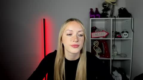 Snapshot of evelynblond chatting on June 25, 2026, 10:20 am evelynblond online show from June 25, 2026, 10:20 am
