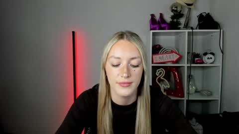 Snapshot of evelynblond chatting on June 26, 2026, 12:53 pm evelynblond online show from June 26, 2026, 12:53 pm