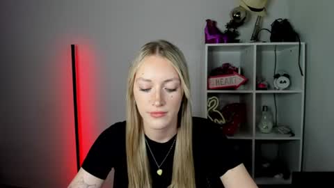 Snapshot of evelynblond chatting on June 30, 2026, 12:39 pm evelynblond online show from June 30, 2026, 12:39 pm