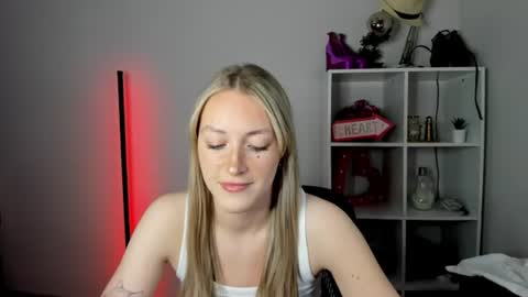 Snapshot of evelynblond chatting on July 2, 2026, 12:33 pm evelynblond online show from July 2, 2026, 12:33 pm