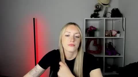 Snapshot of evelynblond chatting on July 3, 2026, 12:55 pm evelynblond online show from July 3, 2026, 12:55 pm