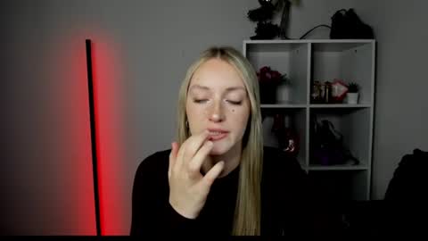Snapshot of evelynblond chatting on July 6, 2026, 12:46 pm evelynblond online show from July 6, 2026, 12:46 pm