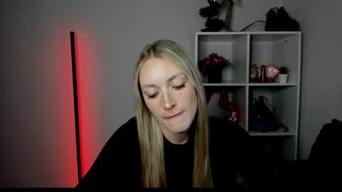 Snapshot of evelynblond chatting on July 6, 2026, 3:03 pm evelynblond online show from July 6, 2026, 3:03 pm