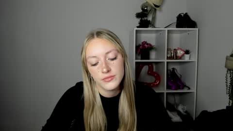 Snapshot of evelynblond chatting on July 16, 2026, 12:33 pm evelynblond online show from July 16, 2026, 12:33 pm