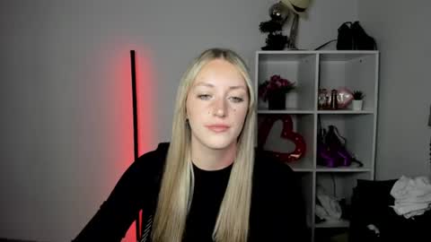 Snapshot of evelynblond chatting on July 17, 2026, 1:07 pm evelynblond online show from July 17, 2026, 1:07 pm