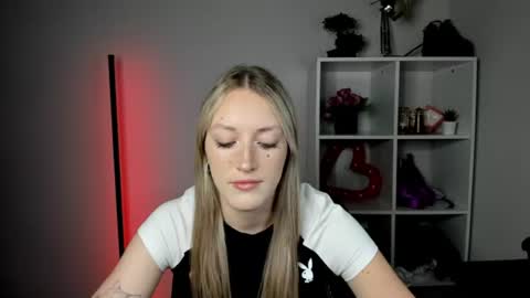Snapshot of evelynblond chatting on July 24, 2026, 10:35 am evelynblond online show from July 24, 2026, 10:35 am