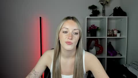Snapshot of evelynblond chatting on July 28, 2026, 12:45 pm evelynblond online show from July 28, 2026, 12:45 pm