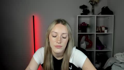 Snapshot of evelynblond chatting on July 31, 2026, 1:10 pm evelynblond online show from July 31, 2026, 1:10 pm