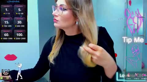 evelyne_rose online show from October 7, 2025, 4:31 am