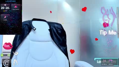 Snapshot of evelyne_rose chatting on May 4, 2026, 5:14 am evelyne_rose online show from May 4, 2026, 5:14 am