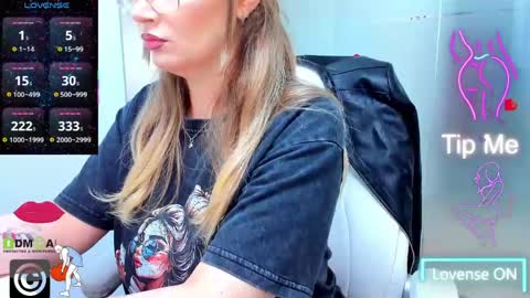 Snapshot of evelyne_rose chatting on June 3, 2026, 5:21 am evelyne_rose online show from June 3, 2026, 5:21 am