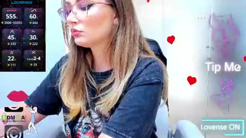 Snapshot of evelyne_rose chatting on June 13, 2026, 5:05 am evelyne_rose online show from June 13, 2026, 5:05 am