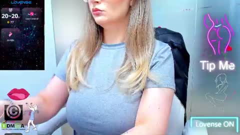 Snapshot of evelyne_rose chatting on June 15, 2026, 4:58 am evelyne_rose online show from June 15, 2026, 4:58 am